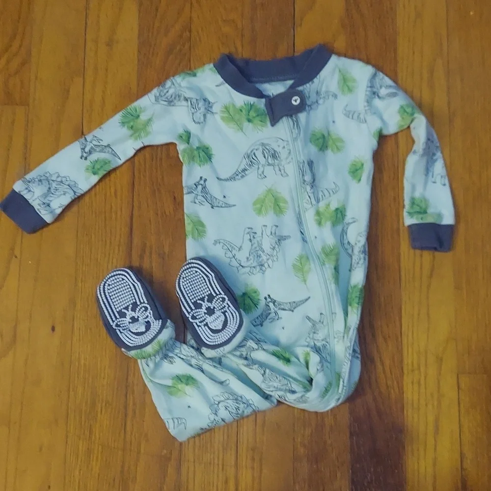 ⭐️ 5/30 Burt's Bees 6-9 month dinosaur pajamas, green, footed